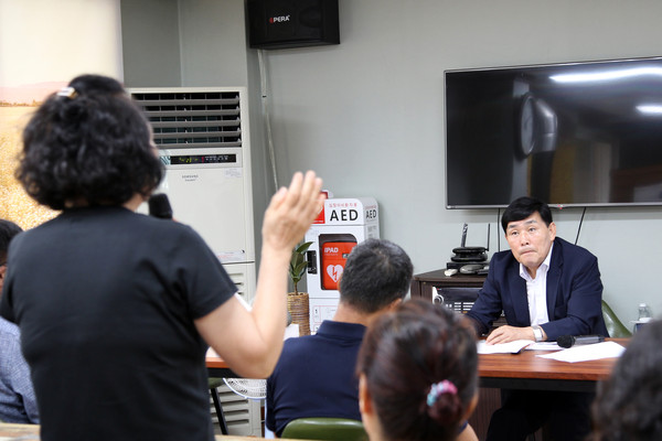 ▲ 문경복 옹진군수가 군민과 소통하고 있다.