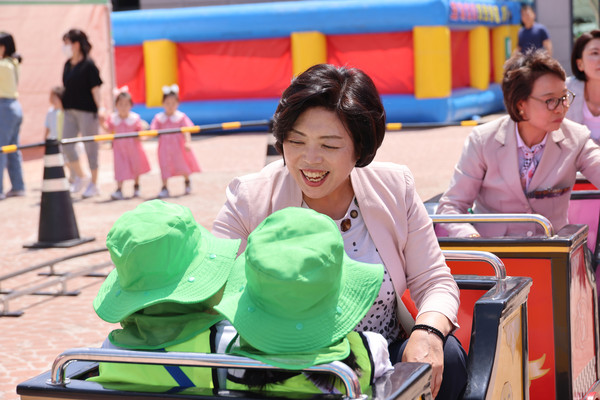 ▲ 신계용 과천시장이 지난해 5월 열린 과천시 어린이 안전축제에서 어린이들과 웃으며 대화하고 있는 모습.
