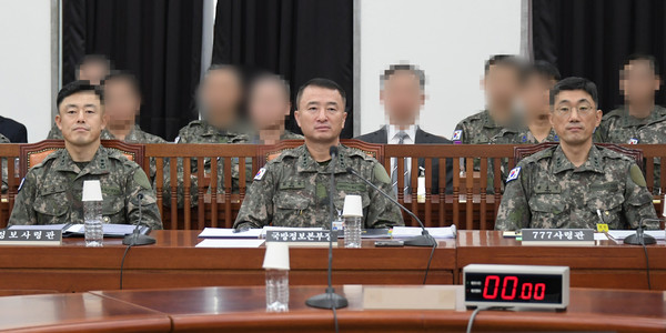 ▲ 원천희 국방정보본부장을 비롯한 참석자들이 30일 오전 서울 여의도 국회에서 열린 정보위원회 국정감사에 출석해 자리하고 있다. 사진 왼쪽부터 문상호 정보사령관, 원 정보본부장, 박종선 777사령관. /뉴시스