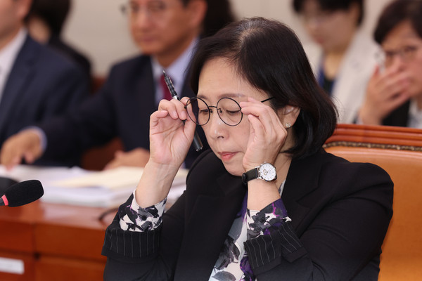 ▲ 안경 고쳐쓰는 신영숙 여가부 차관. /뉴시스