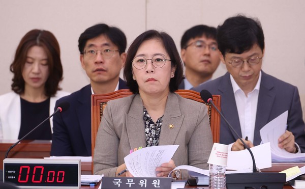 ▲ 의원들 질의듣는 신영숙 차관. /뉴시스