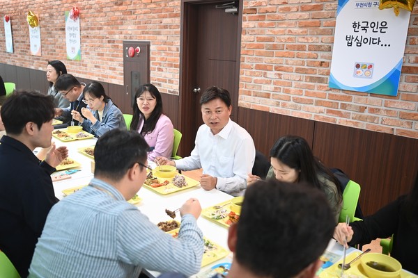 ▲ 부천시청 구내식당 직영 1주년 행사에서 조용익 부천시장이 직원들과 함께 식사하는 모습.