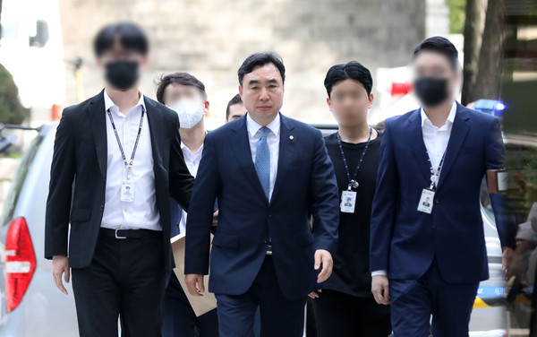 ▲ 2021년 더불어민주당 전당대회 돈 봉투 살포 의혹에 관여한 혐의로 구속영장이 청구된 윤관석 무소속 의원이 4일 서울 서초구 서울중앙지법에서 열린 영장실질심사(구속 전 피의자심문)에 출석하고 있다. /뉴시스