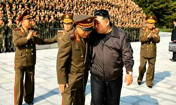 ▲ 북한 조선중앙TV는 김정은 국무위원장이 17일 조선인민군 제2군단 지휘부를 방문했다고 보도했다. 김 위원장은 이 자리에서 경의선·동해선 남북 연결도로 일부 구간을 폭파한 사실을 언급하고 "우리 군대는 대한민국이 타국이며 명백한 적국이라는 엄연한 사실을 다시 한번 똑바로 새겨야 한다"고 말했다. (사진=조선중앙TV 캡처) /뉴시스