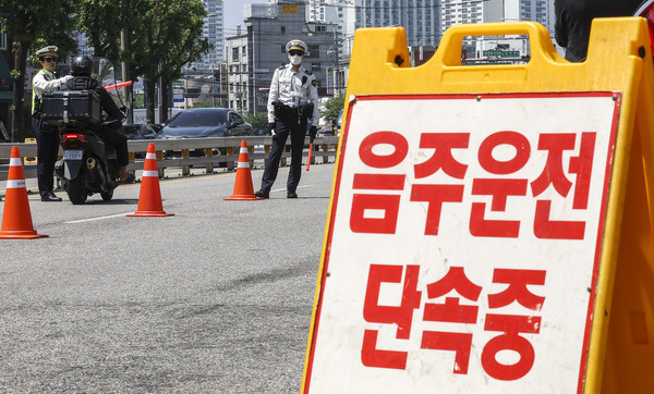 ▲ 관악경찰서 경찰관들이 지난 4월 25일 서울 관악구 원당초등학교 인근 도로에서 음주단속을 하고 있다. /뉴시스
