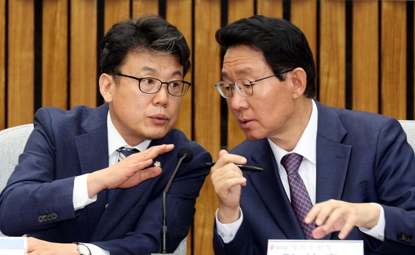 ▲ 김상훈 국민의힘 정책위의장과 진성준 더불어민주당 정책위의장이 28일 오전 서울 여의도 국회에서 열린 국민의힘- 더불어민주당 민생·공통공약 추진 협의기구 출범 회동에서 대화를 하고 있다. /뉴시스