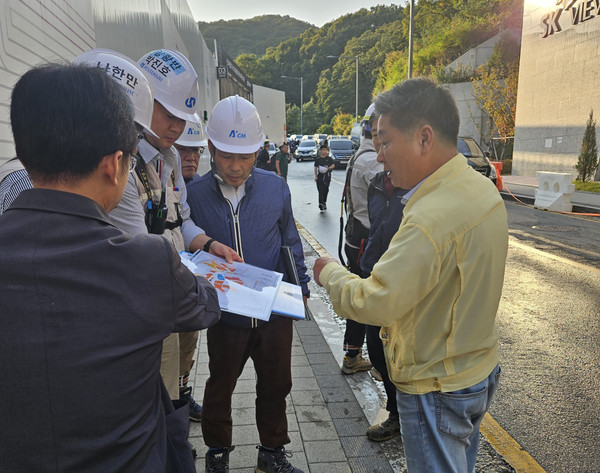 ▲ 최현백 의원은 최근 판교 대장지구 B2, B3BL 주택신축공사 현장과 A-10 블록 해링턴플레이스에서 발생한 다수 민원을 해소하고자 성남시 관계자와 현장 지도 감독에 나섰다.