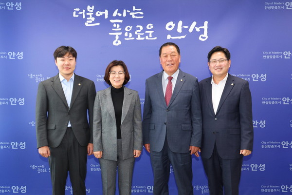 ▲ 안성시와 안성시의회 정례간담회 개최 후 기념촬영 모습.