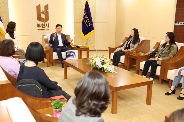▲ 조용익 부천시장이 평생학습동아리 회원들의 질문에 답변하고 있다.