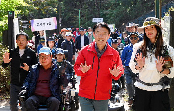 ▲ 김동근 의정부시장이 ‘제12회 어울림 등반대회’에 참석해 시민들과 등반을 하고 있다.