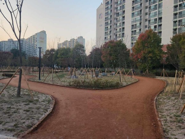 ▲ 동두천시 생연 문화공원 황톳길.