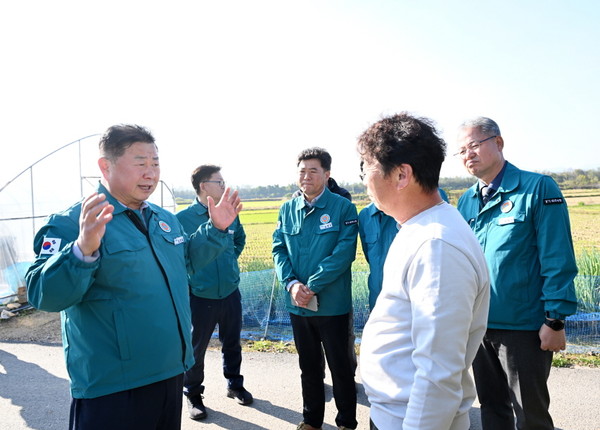 ▲ 김경일 파주시장 대남확성기 소음 피해 대성동 마을 방문 모습.