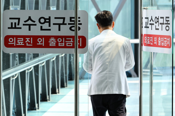 ▲ 지난 6월 12일 오후 서울 시내 한 대학병원에서 의료진이 이동하고 있다. /뉴시스