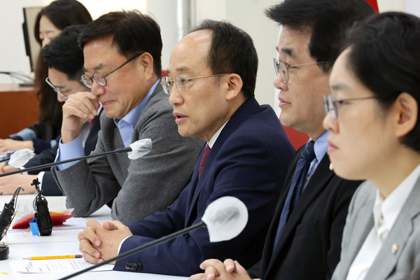 ▲ 추경호(오른쪽 세 번째) 국민의힘 원내대표가 발언하고 있다. /뉴시스