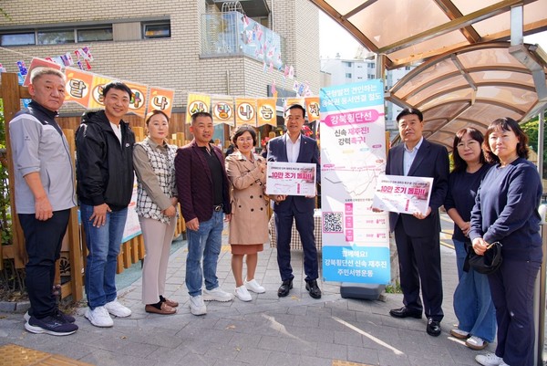 ▲ 월곡2동 주민들과 함께 “강북횡단선 신속 재추진 촉구 범 구민 서명운동” 10만 조기 돌파를 기념해 사진을 찍고 있는 이승로 성북구청장(오른쪽에서 네 번째).