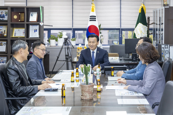 ▲ 강서구의회 박성호 의장(가운데)과 강서구 소상공인연합회 간담회 개최 모습.