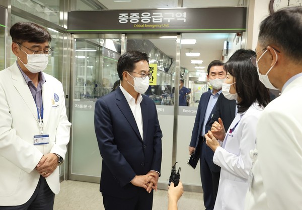▲ 지난 8월 30일 김동연 경기도지사가 아주대학교병원을 방문해 의료현안과 관련한 현장간담회를 하고 있다.