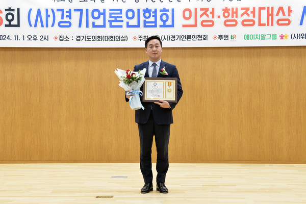 ▲ 의정대상 수상 기념촬영하는 손성익 의원.