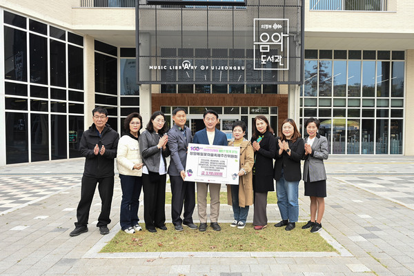 ▲ 김동근 의정부시장이 장암메밀꽃마을축제추진위원회의 수익금 전달식에서 위원들과 함께 기념사진을 찍고 있다.