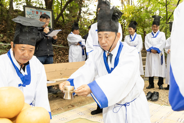 ▲ 윤환 계양구청장이 도당제를 지내고 있다.