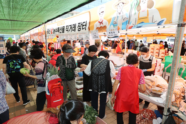 ▲ 지난 옹진 ‘섬’ 농수특산물 직거래장터 개최 모습.