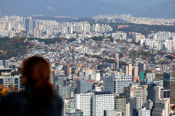 ▲ 지난 3일 서울 중구 남산에서 바라본 아파트. /뉴시스