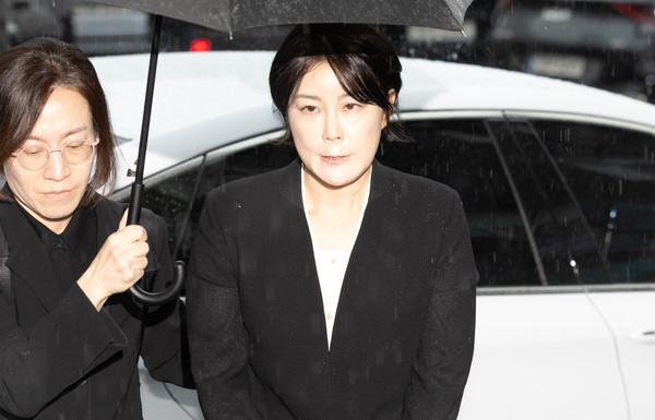 ▲ 음주운전 혐의로 입건된 문재인 전 대통령의 딸 문다혜 씨가 지난 10월 18일 서울 용산경찰서에서 열린 조사에 출석하고 있다. /뉴시스