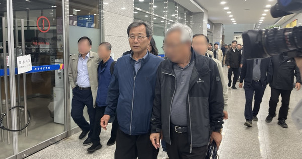 ▲ 지난 10월 30일 전북 전주시 덕진구 만성동 전주지방법원에서 열린 하연호 전북민중행동 공동상임대표에 대한 국가보안법 위반 혐의 1심 재판이 끝난 후 하 대표가 재판을 방청한 시민단체 회원들과 대화를 나누면서 법원을 빠져나가고 있다. /뉴시스