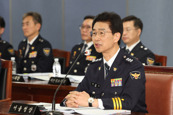 ▲ 김봉식 서울경찰청장이 지난달 15일 오후 서울 종로구 서울경찰청에서 열린 행정안전위원회 서울경찰청 국정감사에서 의원질의에 답하고 있는 모습. /뉴시스