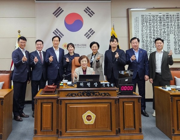 ▲ 윤리특별위원회 위원장 선임 기념촬영 모습.