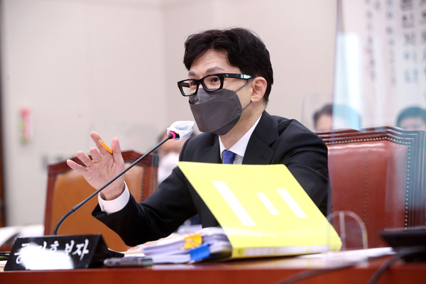 ▲ 한동훈 법무부장관 후보자가 지난해 5월 9일 서울 여의도 국회에서 열린 인사청문회에서 의원 질의에 답변하고 있다. /뉴시스