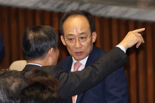 ▲ 이철규 의원과 대화하는 추경호. /뉴시스
