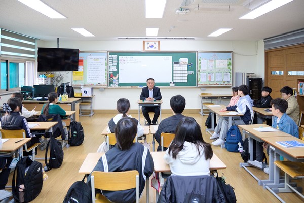 ▲ 이충우 여주시장이 초등학교 아이들과 소통하고 있다.