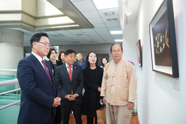 ▲ 강수현 양주시장이 '제1회 나전미술전'을 관람하고 있다.