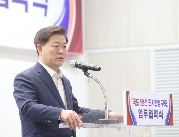 ▲ ‘국도1호선 도시연맹 구축' 업무협약식에서 발표하는 박승원 광명시장.