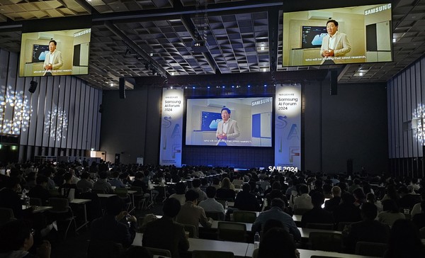 ▲ 한종희 삼성전자 대표이사 부회장이 4일 열린 '삼성 AI 포럼 2024'에서 개회사를 하고 있다. (사진 = 삼성전자) /뉴시스