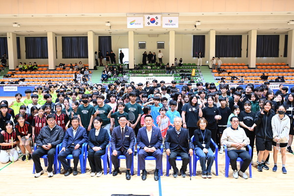 ▲ 여주도시공사사장배 초·중·고 배드민턴대회 단체사진.