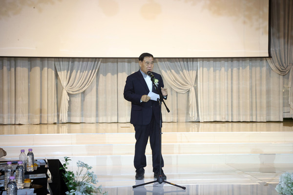 ▲ 수원시의회, 제1회 GJCU 골든그레이 모델선발대회 개최 축하 전하는 이재식 의장.