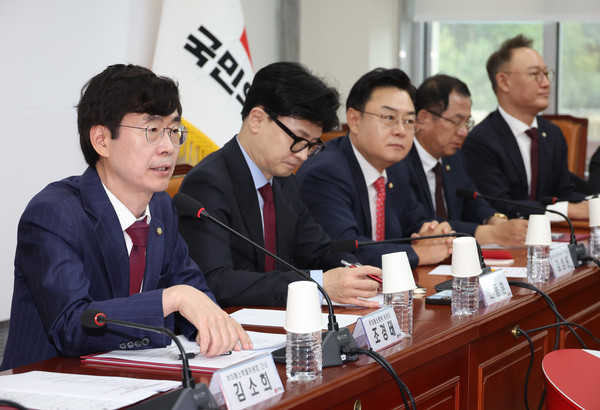 ▲ 조경태 국민의힘 격차해소 특별위원장이 2일 서울 여의도 국회에서 열린 국민의힘 격차해소 특별위원회 임명장 수여식 및 1차 회의에서 인사말을 하고 있다. /뉴시스