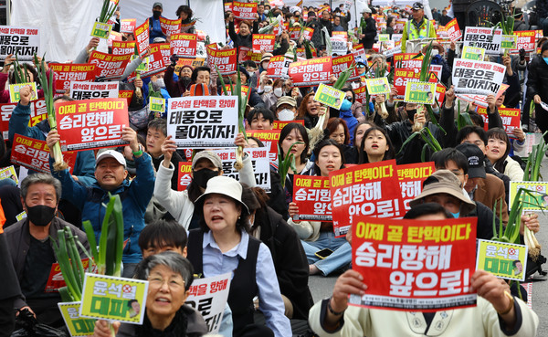 ▲ 지난 3월 30일 오후 서울 중구 세종대로에서 촛불행동 회원들이 정권 규탄 집회를 하고 있다. /뉴시스
