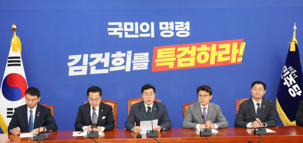 ▲ 박찬대 더불어민주당 원내대표가 5일 오전 서울 여의도 국회에서 열린 원내대책회의에서 발언하고 있다. /뉴시스