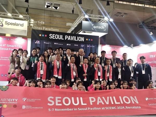 ▲ 5일(현지시각) 스페인 바르셀로나에서 열린 ‘2024 스마트시티 엑스포 월드 콩그레스’의 서울관에서 서초구 등 참여 자치구가 단체 사진을 찍고 있다.