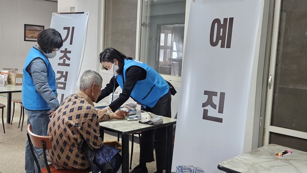 ▲ 강화군 서도면 주문도 무료진료 실시 모습.