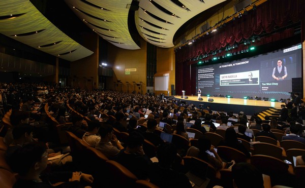 ▲ 4일 오전 서울 강남구 코엑스에서 열린 ‘SK AI 서밋(SUMMIT)’ 전경. 최태원 SK회장이 ‘함께하는 AI, 내일의 AI(AI together, AI tomorrow)’를 주제로 기조 연설을 하고 있다.