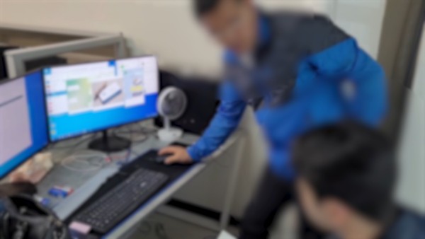 ▲ 경찰이 수도권 일대 콜센터를 차리고 '비트코인 채굴기 임대 사업' 투자를 유도한 뒤 수십억원을 편취한 일당 사무실에서 범행 자료를 확보하고 있다. (사진=경기남부경찰청 제공) /뉴시스