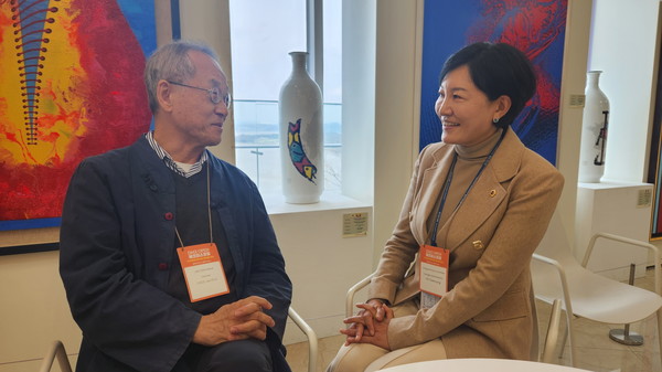 ▲ ‘2024 DMZ 에코피스 포럼’에서 평화와 생태 공존 논의하는 이채명 의원.