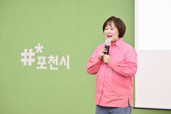 ▲ 이금희 아나운서가 인문학 강연을 진행하고 있다.
