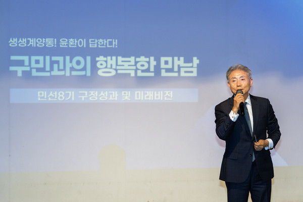 ▲ 윤환 계양구청장이 '생생계양통! 윤환이 답한다!' 행사에서 구민들과 소통하고 있다.