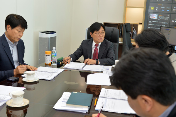 ▲ 박용철 강화군수가 공약사업 보고회를 주재하고 있다.