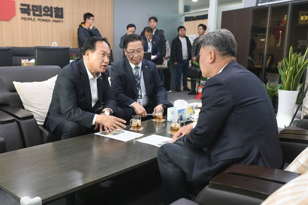 ▲ 이권재 오산시장이 경기도의회 국민의힘 김정호 대표의원과 의견을 나누고 있다.